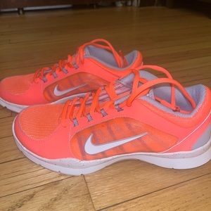 Brand new Nike Sneakers!! Size 7